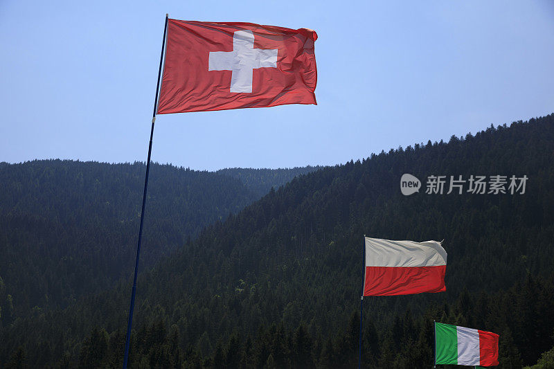 国际旗帜迎风飘扬。夏天的风景。美丽的Auronzo di Cadore，山在白云石，意大利北部。山上的夏天